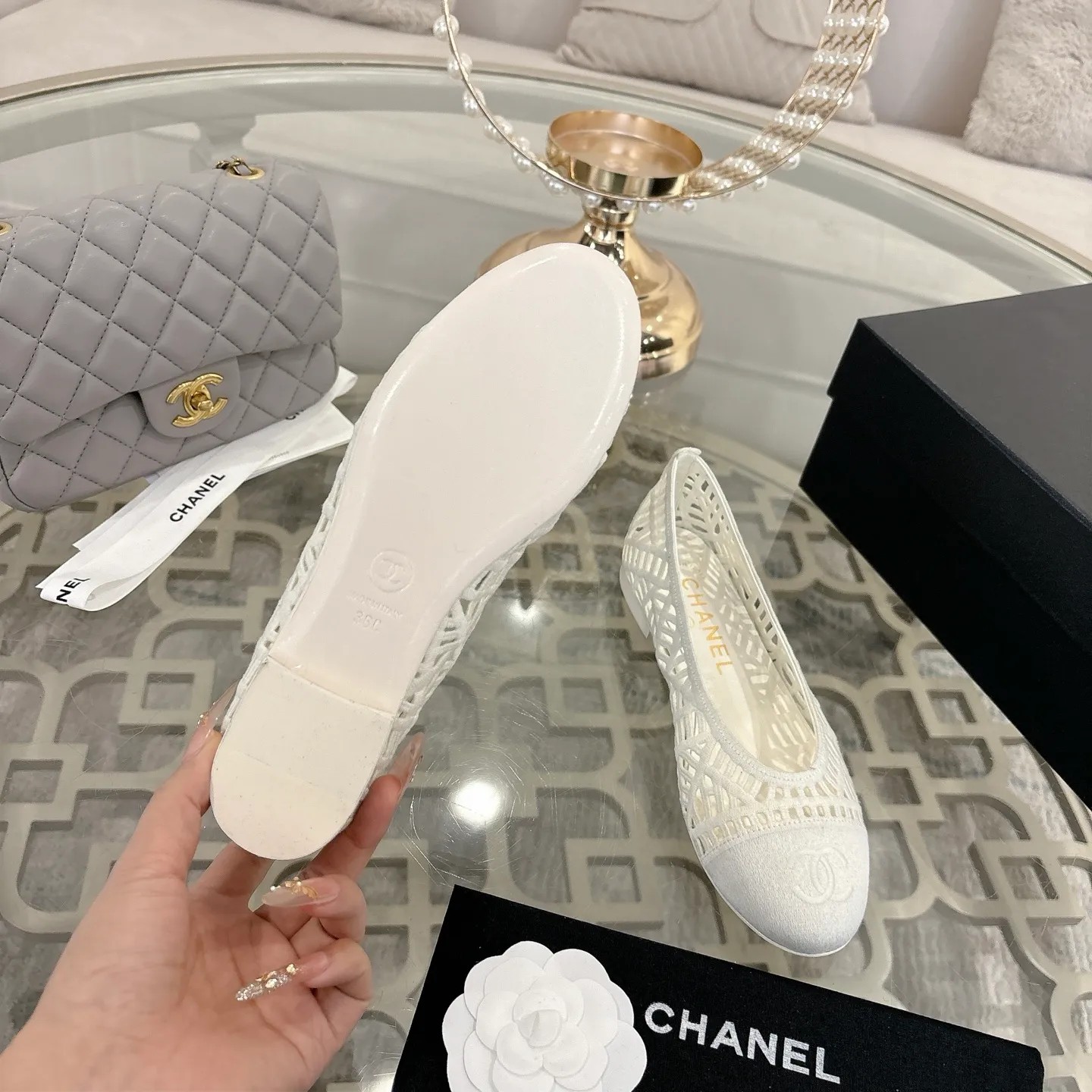 👟👟Ex-factory price 520👟👟 Chanel 25SS finally comes out with woven ballet shoes‼ ️ Shoes worthy of their own article, I have to say that they are finally waiting for you! So elegant and chill. Wear it in the summer to enjoy the breeze and walk on the street. Round square toe design. Cute and cute~ The appearance is super online. When you wear it, you will feel like a wealthy daughter. I thought it was good-looking. Only when I put it on my feet do I know how easy it is to wear~ Upper: Exclusive custom-made mesh (comfortable and breathable) Foot pad: Sheepskin Outsole: Genuine leather sole imported from Italy Size: 35-39 (customized at 40.41.42)